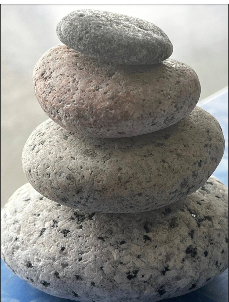 Granite Stone Cairn Natural Home Decor Balancing Display, Balance and Grounding Stones Metaphysical beach rocks afbeelding 3