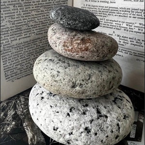 Granite Stone Cairn Natural Home Decor Balancing Display, Balance and Grounding Stones Metaphysical beach rocks afbeelding 1