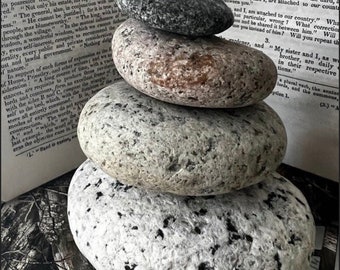 Cairn en pierre de granit, décoration naturelle de la maison, affichage d'équilibrage, pierres d'équilibre et d'ancrage, roches de plage métaphysiques