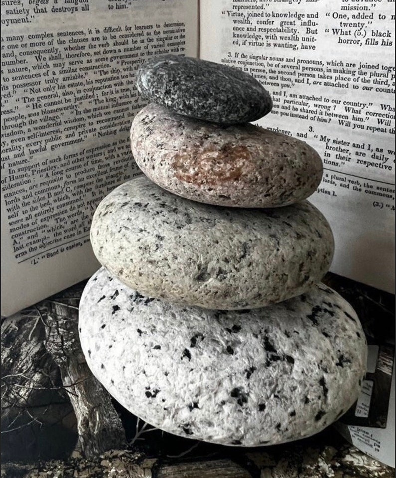 Granite Stone Cairn Natural Home Decor Balancing Display, Balance and Grounding Stones Metaphysical beach rocks afbeelding 1