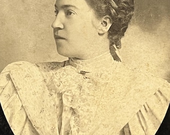 Cabinet Card Victorian Woman by Brauneck's Photographer in New York