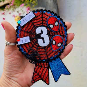 Insignias de cumpleaños personalizadas, insignia de cumpleaños personalizada inspirada en Spider, insignia de cumpleaños personalizada con solapa de seguridad con velcro