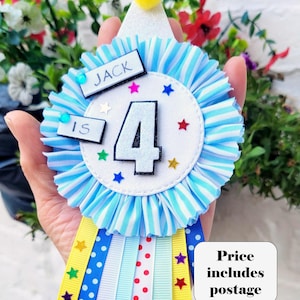 Crachá de aniversário personalizado em tecido listrado com tema de carnaval, inspirado no circo, com aba de segurança. O preço inclui o frete.