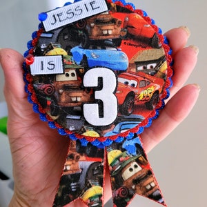 Insignias de cumpleaños personalizadas, Insignias personalizadas, Insignia de cumpleaños de Cars, Insignia de cumpleaños personalizada, Insignia de recuerdo, con solapa de seguridad de velcro