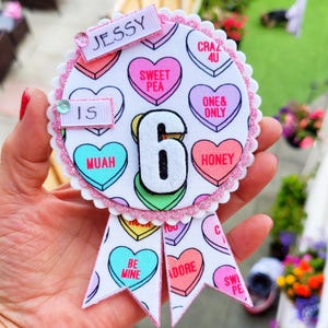 Gepersonaliseerde verjaardagsbadge, liefdesharten verjaardagsbadge, feestbadge, aandenken, met veiligheidsflap met klittenband