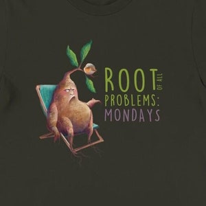 Peut inclure: Un t-shirt vert foncé avec une illustration de dessin animé d'une personne racine assise sur une chaise de plage. Le texte "ROOT of all PROBLEMS: MONDAYS" est imprimé sur le t-shirt.