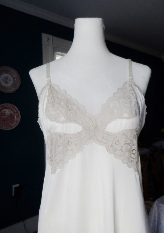 Vintage 1960s Vanity Fair Two-Tone Lace Full Slip