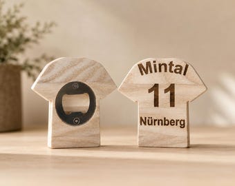 Personalisierter Flaschenöffner aus Holz – Fußballtrikot mit Wunschname & Rückennummer