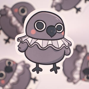 Puede incluir: Un pájaro gris con un collar de volantes y ojos grandes. El pájaro es de estilo de dibujos animados y tiene una expresión linda.