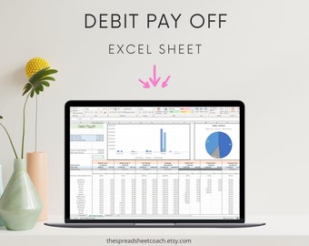 Puede incluir: Un ordenador portátil que muestra una hoja de cálculo de Excel titulada "Pago de la deuda". La hoja de cálculo incluye un gráfico y un gráfico circular. La hoja de cálculo está sobre un fondo blanco con dos flores amarillas en jarrones en el lado izquierdo de la pantalla.