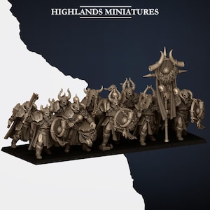 Puede incluir: Un conjunto de miniaturas de guerreros de fantasía en color beige de Highlands Miniatures, con cascos con cuernos, armaduras con bordes de piel, escudos y armas. Una figura sostiene un estandarte alto con un motivo de calavera sobre una base.