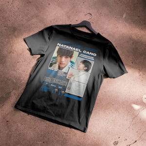 Könnte beinhalten: Schwarzes T-Shirt mit einem grafischen Design mit den Texten "NATANAEL CANO" und "CORRIDOS TUMBADOS". Das Design enthält zwei Porträtfotos einer Person. Der Text "NEW EP" und das Datum "27 Marzo 2001" sind ebenfalls sichtbar.