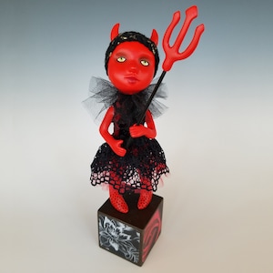 Lalka artystyczna w miniaturze Little Devil, lalka artystyczna na Halloween, lalka artystyczna OOAK, ręcznie robiona lalka artystyczna, przerażająca i słodka lalka artystyczna, lalka artystyczna małej dziewczynki, diabeł