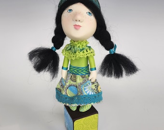 Muñeca de arte Tabitha Sweet Little Girl, muñeca de arte en miniatura, muñeca de arte de arcilla de papel, muñeca de arte de técnica mixta, muñeca de arte OOAK, muñeca de arte coleccionable