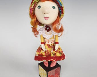 Muñeca de arte Lucy Sweet Little Girl, muñeca de arte en miniatura, muñeca de arte de arcilla de papel, muñeca de arte de técnica mixta, muñeca de arte OOAK, muñeca de arte coleccionable