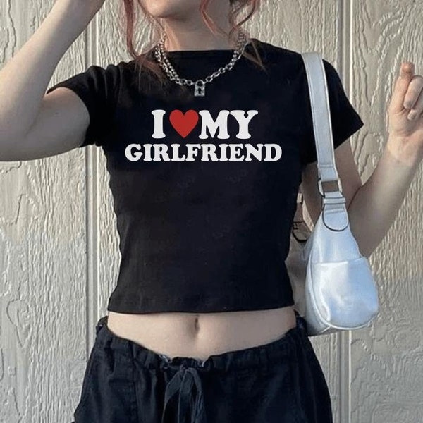 J'aime ma petite amie an 2000 t-shirts pour bébé | T-shirts mignons| chemise rétro des années 90 | Chemise d'anniversaire | Mode de l'an 2000, Vêtements pansexuels| Chemise Good Girl