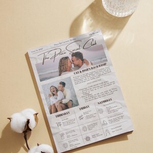 Puede incluir: Un itinerario de eventos estilo periódico titulado "The Price Social Club" con fotos y un programa para una despedida de soltero. El diseño incluye imágenes, texto y un programa para el jueves, viernes y sábado. Un vaso de agua y flores de algodón también están en la imagen.