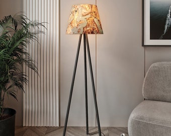 Lampadaire de style bohème marron naturel et bleu, trépied abordable, L50 x l 50 x H 142 cm, robustesse, très bonne note pour une décoration moderne