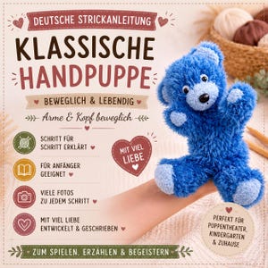 Può includere: Un pupazzo a mano a forma di orsetto blu e soffice. Il pupazzo ha un naso nero e accenti azzurri sulle zampe e sulle orecchie. L'immagine include testo in tedesco, che pubblicizza un modello di maglia per un pupazzo a mano classico.