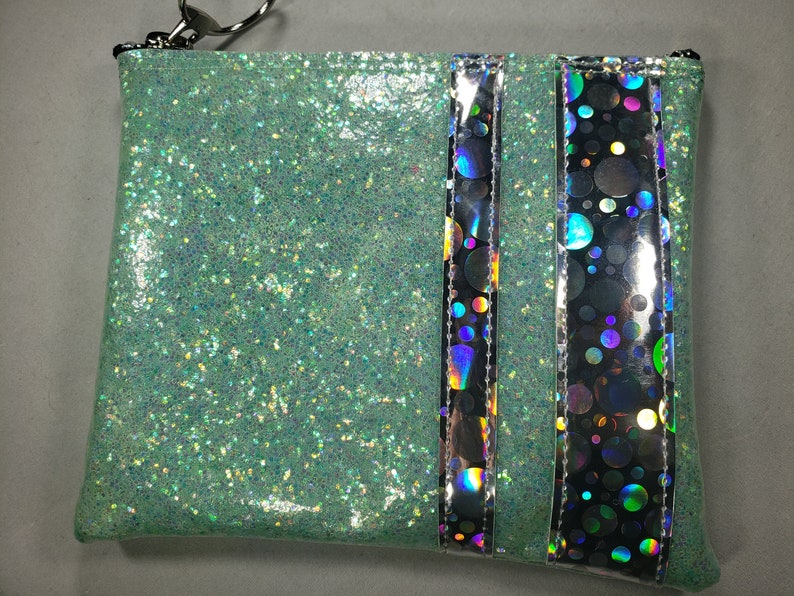 BOLSA DE MAQUILLAJE Vinilo con purpurina iridiscente Seafoam y rayas holográficas de burbujas plateadas imagen 1