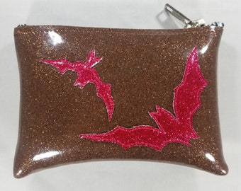 COIN PURSE Brown Metalflake Vinyl avec chauves-souris mates rose foncé
