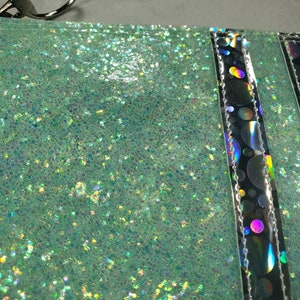 BOLSA DE MAQUILLAJE Vinilo con purpurina iridiscente Seafoam y rayas holográficas de burbujas plateadas imagen 4