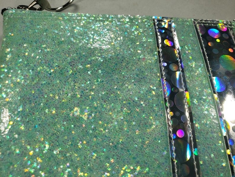 BOLSA DE MAQUILLAJE Vinilo con purpurina iridiscente Seafoam y rayas holográficas de burbujas plateadas imagen 4