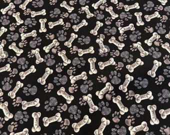 Hondenprint stof zwarte achtergrond poten en botten 44" breed 100% katoen