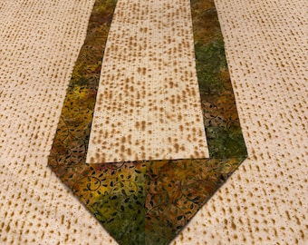 PASSOVER Table Runner reversible.   Matzah fabric accented with a Jewish star print.   Matching napkins available