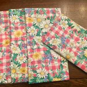 Summertime  Cloth Napkins  Print check with daisies.   Eco-Friendly set of 4