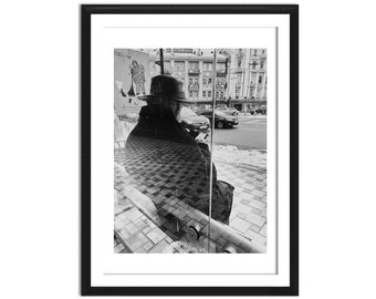 In der Stadt Kiew sitzt ein Mann an einer Bushaltestelle. Fine Art Photography Print. Heimkunst-Dekor. Schwarz-weiße Straßenfotografie