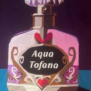 Pode incluir: Uma ilustração geométrica de cor roxa, rosa e marrom de um frasco de perfume com um design de coração e o texto "Aqua Tofana".