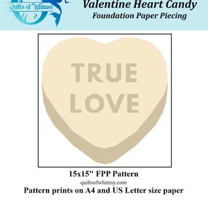 Può includere: Un modello di cucito per patchwork su carta a tema San Valentino. Il design presenta una caramella a forma di cuore con la scritta "TRUE LOVE". Il modello misura 38x38 cm e stampa su carta A4 e US Letter.