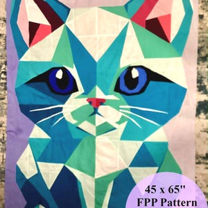 Könnte beinhalten: Ein geometrisches Katzendesign mit dem Titel "Crystal Kitty" in Blau-, Grün-, Weiß-, Rosa- und Rottönen. Das Kunstwerk ist 114 x 165 cm groß. Das Bild enthält auch den Text "FPP Pattern Instant Download".