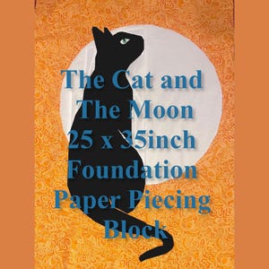 Puede incluir: Una silueta de gato negro sentada en una luna blanca sobre un fondo amarillo y naranja. El texto "The Cat and The Moon 25 x 35 inch Foundation Paper Piecing Block" está superpuesto a la imagen.