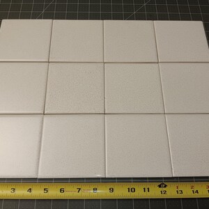 Puede incluir: Un letrero de madera hecho a mano con la palabra "Welcome" en una fuente juguetona. Presenta un fondo blanco desgastado y un marco marr&oacute;n oscuro, adecuado para uso en interiores o exteriores.