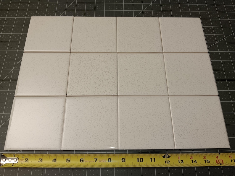 Puede incluir: Un letrero de madera hecho a mano con la palabra "Welcome" en una fuente juguetona. Presenta un fondo blanco desgastado y un marco marr&oacute;n oscuro, adecuado para uso en interiores o exteriores.