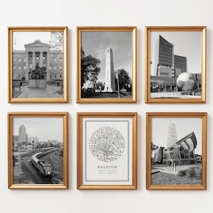 Peut inclure: Six cadres dorés contenant des impressions en noir et blanc. Les impressions représentent des monuments architecturaux, une carte de ville et un train. Les cadres rectangulaires ont une finition dorée.