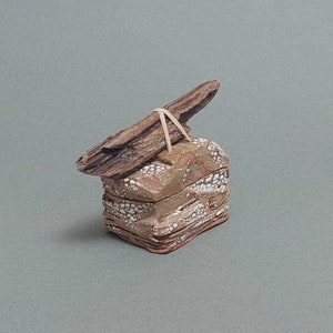 Kurinuki-Box, Keramik, Steinzeug, Holz, Geschenkidee, Design, Skulptur, Einzelstück, zeitgenössischer Keramik-Schmuckhalter, Sammlerstücke, Kunst