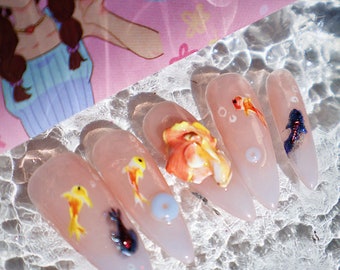 Presse d'amande moyenne 3D faite à la main de poissons jaunes | Boutons pression pastel roses | Faux ongles inspirés des contes de fées