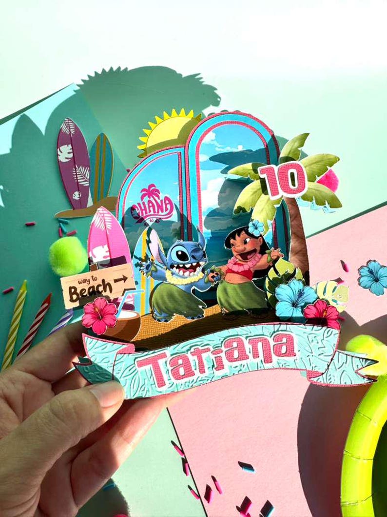 Puede incluir: Adorno de pastel de cumplea&ntilde;os colorido y en capas con los personajes Stitch y Lilo de la pel&iacute;cula Lilo & Stitch. El adorno incluye una pancarta con el nombre "Tatiana", una palmera con el n&uacute;mero "10" y elementos tem&aacute;ticos de playa.