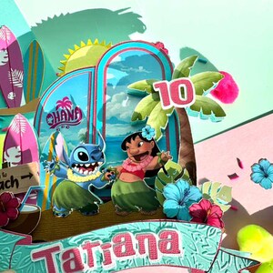 Puede incluir: Una colorida manualidad de papel con los personajes Stitch y Lilo de la pel&iacute;cula Lilo & Stitch. El dise&ntilde;o incluye tablas de surf, palmeras y la palabra "Ohana". El nombre "Tatiana" se muestra en una pancarta, con el n&uacute;mero "10".