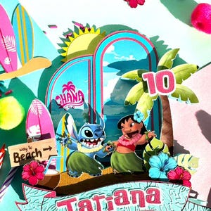 Puede incluir: Una colorida escena de manualidades en papel con los personajes Stitch y Lilo de la pel&iacute;cula Lilo & Stitch. La escena incluye tablas de surf, palmeras y la palabra "Ohana". Se muestra el n&uacute;mero "10", junto con el nombre "Tatiana".