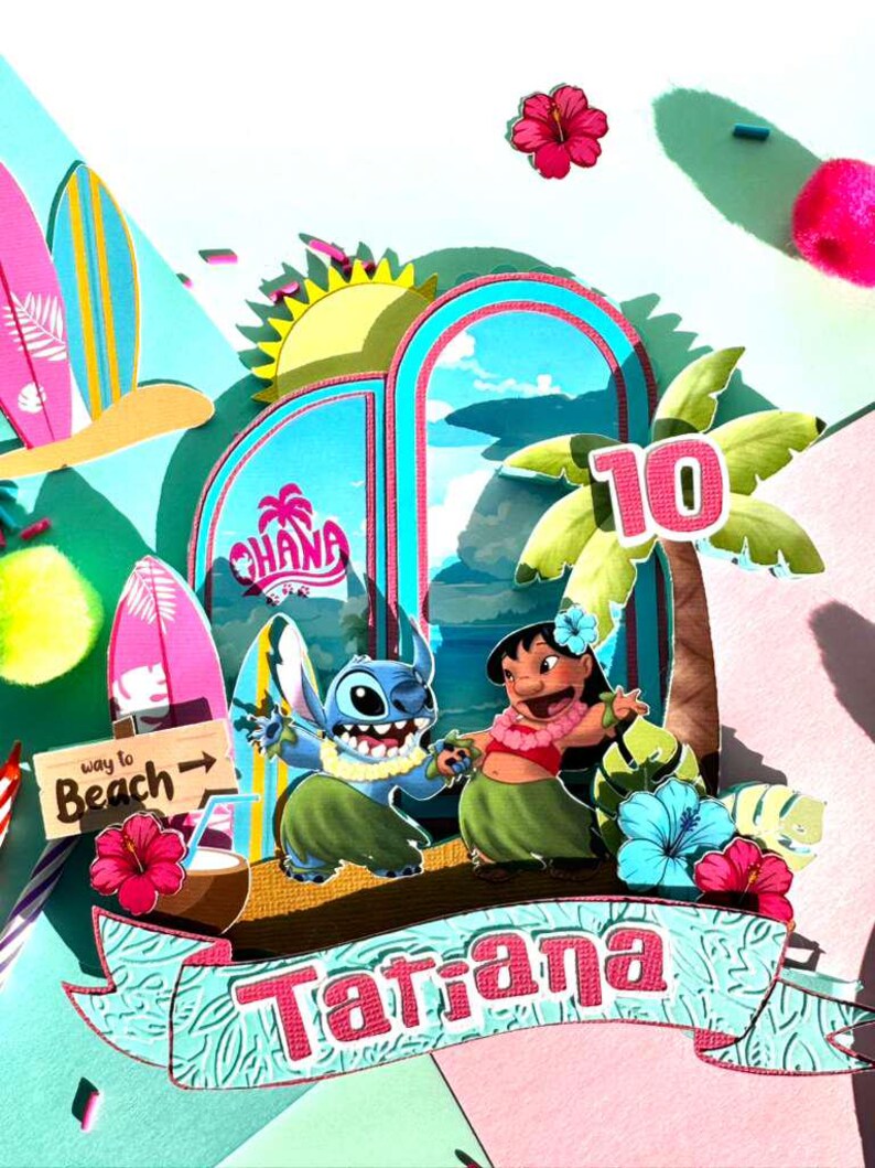Puede incluir: Una colorida escena de manualidades en papel con los personajes Stitch y Lilo de la pel&iacute;cula Lilo & Stitch. La escena incluye tablas de surf, palmeras y la palabra "Ohana". Se muestra el n&uacute;mero "10", junto con el nombre "Tatiana".