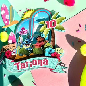 Puede incluir: Un adorno para tarta de cumplea&ntilde;os colorido con los personajes Stitch y Lilo de la pel&iacute;cula Lilo & Stitch. El adorno incluye una palmera, el n&uacute;mero 10 y el nombre "Tatiana" en una pancarta. Elementos decorativos: tablas de surf, flores y pompones.