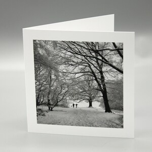 Tarjeta de paseo por el bosque de invierno.