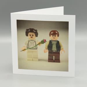 Cartão de felicitações Lego de Han e Leia. Uma ideia de cartão para o Dia dos Namorados. O casal atrevido de Star Wars vai trazer um sorriso ao rosto de qualquer pessoa.