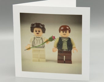 Han und Leia Lego Grußkarte. Eine Kartenidee zum Valentinstag. Das freche Pärchen aus Star Wars wird jedem ein Lächeln ins Gesicht zaubern.