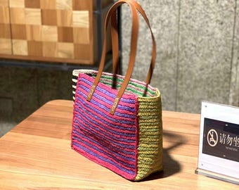 カラフルなラフィアストロー製サマービーチバッグ、レザーストラップ付きの鮮やかな色のストローバッグ、女性へのギフトに最適