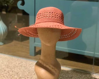 Cappello da sole in rafia a tesa larga: lavorato all'uncinetto a mano, a trama aperta, pieghevole